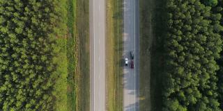美国北卡罗来纳州，森林环绕的高速公路上交通缓慢。鸟瞰图。