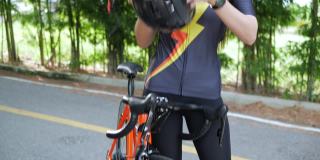 女性自行车运动员在锻炼前戴上头盔