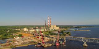 马里兰州纽堡市附近的大型热电厂，位于波托马克河岸边。