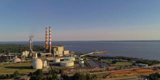马里兰州纽堡市附近的大型热电厂，位于波托马克河岸边。