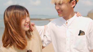 愉快的亚洲青年夫妇旅游当地旅游，青年关系。视频素材模板下载