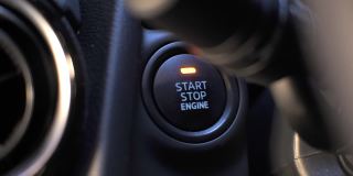 在汽车里，人们按下按钮启动引擎