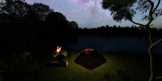 人和狗在湖边的篝火营地享受大自然的宁静夜晚