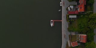 湖滨海滨长廊码头，有一些船只和游艇(鸟瞰图)