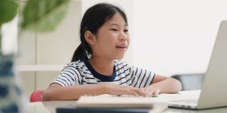 亚洲女孩学习在线课堂