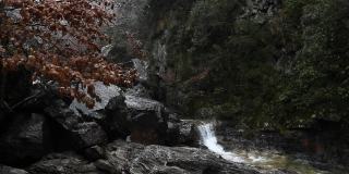 中国黄山翡翠谷的瀑布