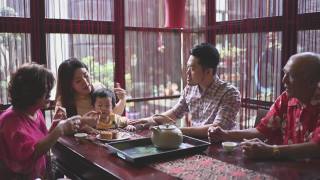 中国母亲喂养儿子在多代人享受传统中秋节月饼和中国茶在家里下午茶聚会视频素材模板下载
