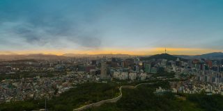 城市天际线。鸟瞰图日出天际线首尔市，韩国。