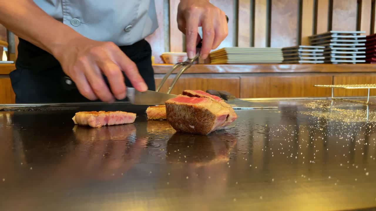 在铁板上烤的美味牛排