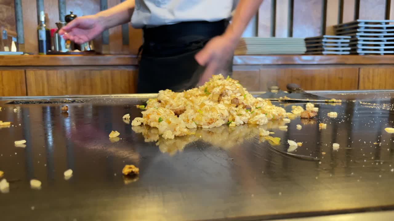 美味的大蒜饭在铁板上烤