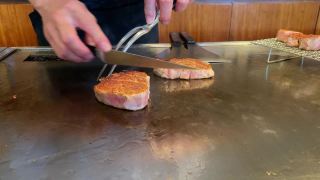 在铁板上烤的美味牛排视频素材模板下载