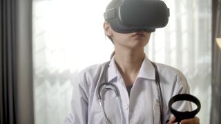 医生戴着VR眼镜分析医学检查视频素材模板下载