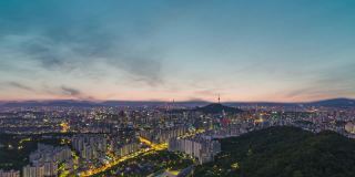 鸟瞰首尔的日出和多彩的日出。彩色的天空。早晨天空。日出的城市天际线。