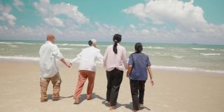 亚洲老年人在度假中跑到海边，在海边享受。快乐的退休年龄，在热带海滩享受假期。旅行的夏天和年轻的回忆概念