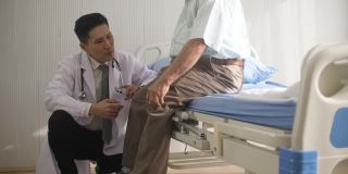 理疗医生在医院测试病人的膝盖反射并进行锻炼