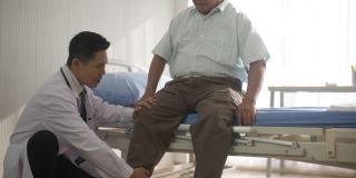 理疗医生在医院测试病人的膝盖反射并进行锻炼