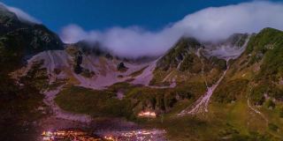 从北阿尔卑斯山卡拉萨瓦马戏团的Hotaka山脉星空的延时视频