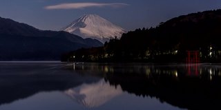 富士山的延时视频和星空反射在湖面上从湖的Ashinoko