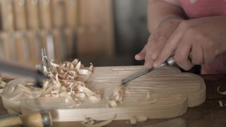 特写镜头。木雕师用凿子加工松木板。工匠在做一个茶盘。木工的艺术用手工木工工具工作。木工的声音视频素材模板下载
