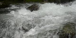 慢条斯理的山涧清澈，小溪流过岩石。河面近石随流水，清澈见底的流水在山间流淌