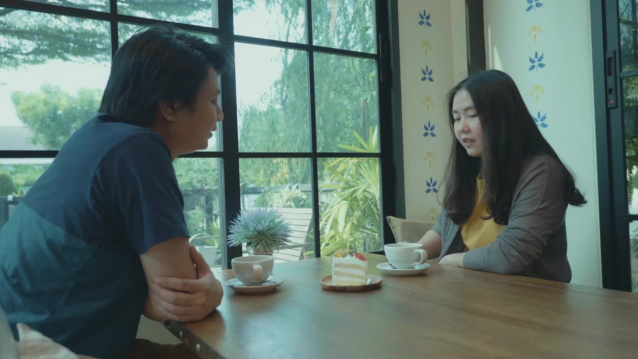 东南亚年轻夫妇在咖啡馆放松