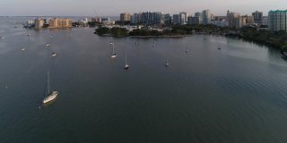 萨拉索塔市中心和Golden Gare Point的远景鸟瞰图。清晨，多艘游艇停泊在萨拉索塔湾。