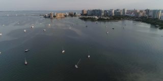 萨拉索塔市中心和Golden Gare Point的远景鸟瞰图。清晨，多艘游艇停泊在萨拉索塔湾。