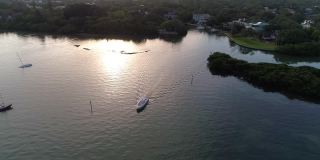 清晨，一艘小游艇从佛罗里达州萨拉索塔海岸驶往大海。