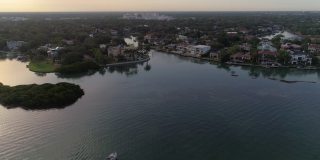 这是佛罗里达州萨拉索塔市住宅区清晨的远程鸟瞰图。