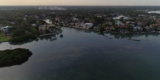这是佛罗里达州萨拉索塔市住宅区清晨的远程鸟瞰图。