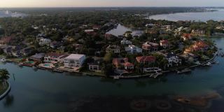 清晨，佛罗里达州萨拉索塔住宅区的全景鸟瞰图。