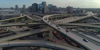 清晨，从空中俯瞰奥兰多市中心，高速公路和多个立交桥的巨大交通枢纽。