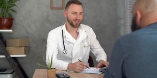 一个男人在医生的预约桌旁坐下，谈论他的健康。医生检查的概念。