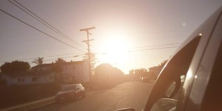 在加州日落时，POV驾驶汽车，慢镜头180fps