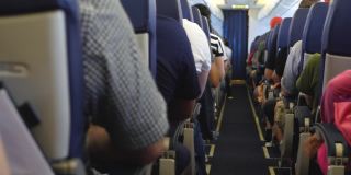 在飞机内部的座位上不认识的乘客