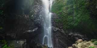美丽的热带瀑布。印尼巴厘岛