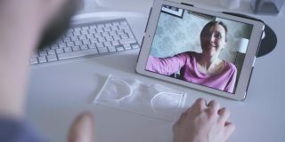 男子视频时间女子在自我隔离时使用平板电脑进行冠状病毒隔离和停留