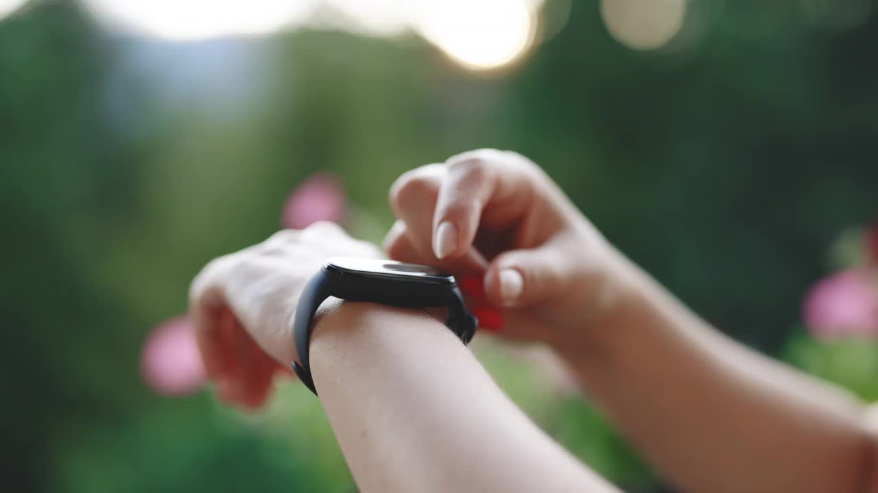 滚动显示智能手表。智能手表可穿戴腕带设备技术。查看Pulse智能手表应用。触摸屏可穿戴技术智能腕带户外休闲