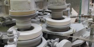 在陶瓷餐具厂工作的旋转机器制造瓷器产品