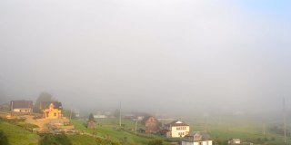 喀尔巴阡山脉的晨雾消散了。