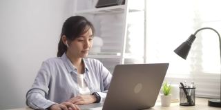 女人用笔记本电脑视频通话