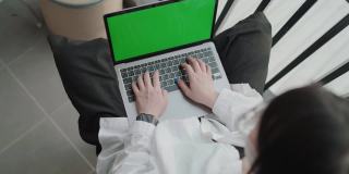 特写女人使用Chroma键屏幕笔记本电脑在家里