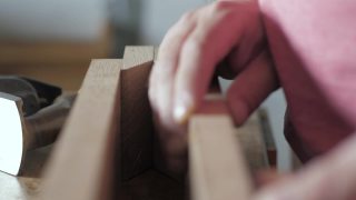 木匠用Try Square检查角度。试试古董木工工具。硬木木匠试方视频素材模板下载