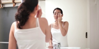 亚洲妇女清洁面部皮肤用清洁剂和保湿酒防腐剂