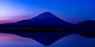 日落时分的富士山映在元秀湖中