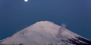 在太阳升起时，满月从哥坦巴市下沉到富士山的延时视频