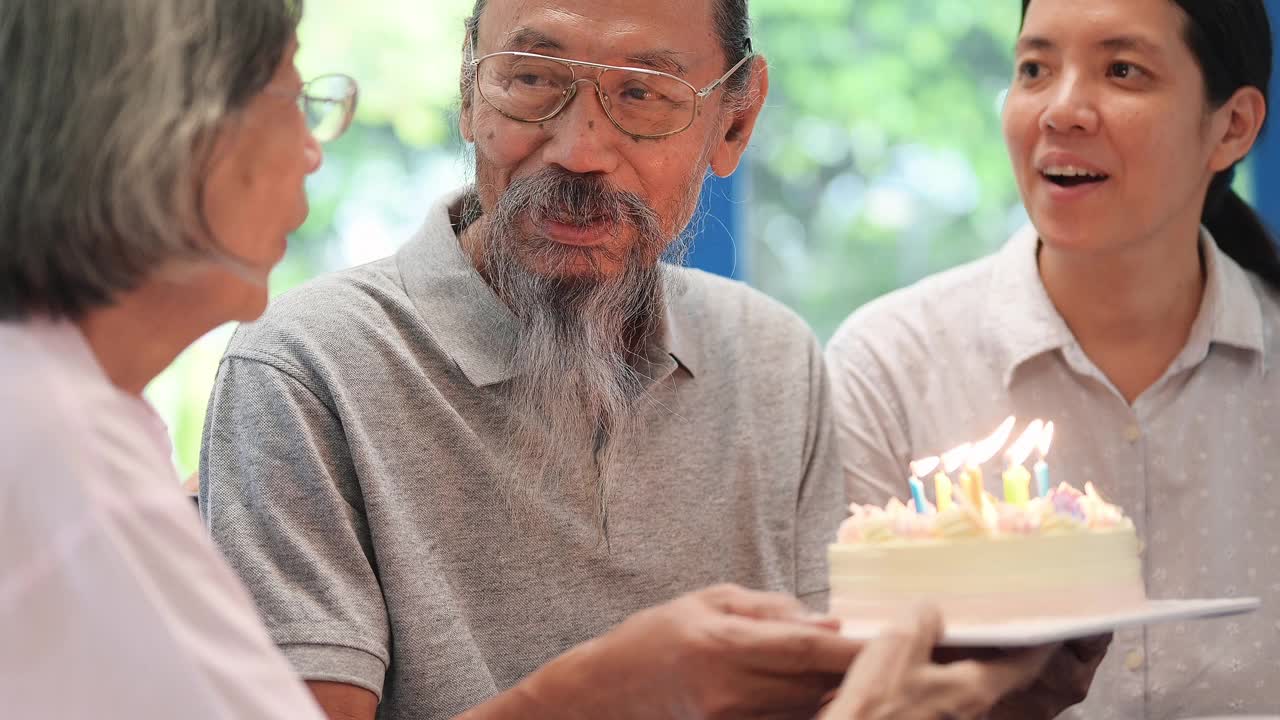 亚洲老年人在家庆祝生日