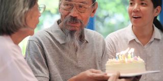 亚洲老年人在家庆祝生日