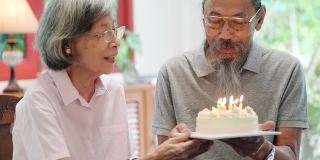 亚洲老年人在家庆祝生日