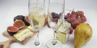 白葡萄酒，水果和蓝奶酪